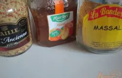 За время пока будет обжариваться мясо, приготовим глазурь.Это основные ингредиенты : горчица, персиковый конфитюр и  восточная специя (по вкусу)