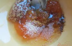 В мисочке смешать горчицу, конфитюр, добавить пару столовых ложек масла в котором обжаривались бедрышки, лимонный сок, восточную смесь, сухой чеснок, соль.