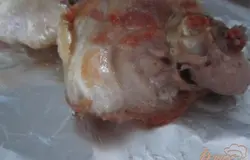 Обжаренные кусочки уложить на лист фольги кожурой вниз.
