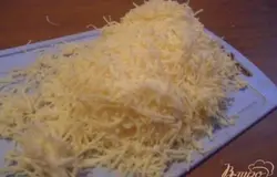 Сыр натереть на тёрке.