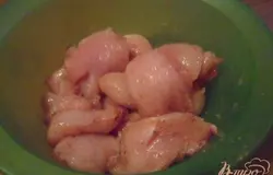 Куриное филе нарезать небольшими кусочками. Посолить. Поперчить.
