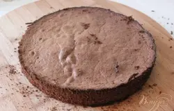 Муку, сахар, яйца, желтки, муку и какао сложить в чашу миксера, перемешать на средней скорости 1-2 мин.Белки взбить с сахарной пудрой до устойчивых пиков. Добавить к тесту, аккуратно перемешать. Выпечь 4 коржа,при температуре 180С до готовности.