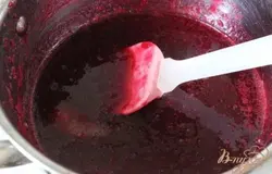 Протереть через мелкое сито,положить желатин в горячее пюре и размешать до полного растворения.