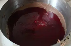 На холодный масляный крем вылить охлажденное,но жидкое желе.