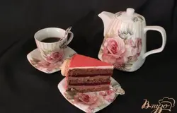 Повторить процедуру со следующим коржом.Корж+пропитка+масляный крем+желе.Последний корж пропитать и выровнять остатками крема.