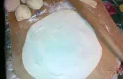 Замешиваем тесто со всех ингридиентов и ставим на ночь в холодильник,на утро разминаем тесто и даем постоять 15 мин, делим на равные части,теперь раскатываем тоненько.