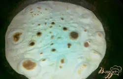 И жарим на сухой сковороде с двух сторон.