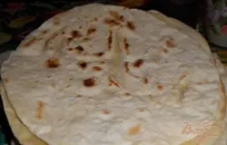 Когда снимаем со сковороды сбрызгнуть легонько водой каждый лаваш.