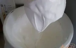 Белки взбить в крепкую пену,постепенно подсыпать сахар не переставая взбивать. Просеять крахмал и осторожненько перемешать лопаткой.