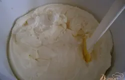 Масса не станет пышной и густой.Прослоить коржи. Убрать торт в холодильник.