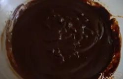 Ганаш:Положить шоколад в миску(у меня 100гр.шоколада 80% и 120гр. 75%какао).Молоко,сливки довести до кипения,и вылить в шоколад.Подождать 30сек.,пока расстает,затем осторожно перемешать по кругу(только в одну сторону)с помощью шпателя,до получения однородной массы.Осторожно ,чтобы не создавать пузырьки воздуху.Пусть шоколад остынет до 60С.Добавить масло и мешать шпателем до однородной массы.Накрыть крышкой и убрать в холодильник,пока не загустеет.