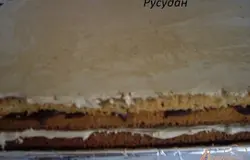 Сборка:Из 2коржей,сделать 3 коржа прямоугольной формы.У меня ширина 1 коржа 33см,и второго 33см.(33+33=66см/3коржа=22см.каждый корж).Разрезать.Положить цельный пласт на подготовленую поверхность,нанести кистью кофейный сироп(примерно 3ст.л)