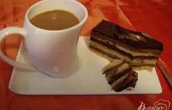 Готово! Торт нарезается на квадратные кусочки и подается охлажденным.И вот такой кусочек