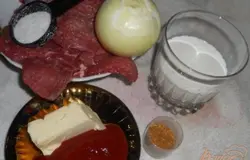Мясо мякоть, нарезать на стейки и отбить молоточком.