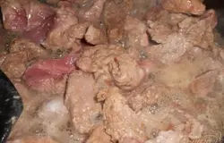 Отбитое мясо нарезать на длинные полосочки вдоль, выкласть на разогретую сковороду с небольшим количеством масла и дать выпарится лишней жидкости.