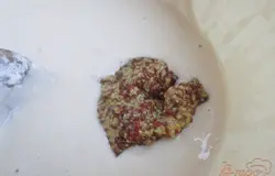 В теплой воде развести дрожжи, добавить сахар, соль, растительное масло и взбитое яйцо (отлить немного для смазки), горчицу. Понемногу добавить муку и замесить мягкое тесто.Уложить в мисочку,накрыть пленкой и поставить в теплое место хорошо подойти.