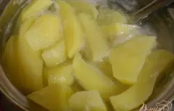 Очищенный картофель поставить варить, когда вода закипит, проварить 3-4 минуты и достать картофель, выложить в форму для запекания.