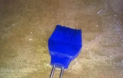 Смазываем оливковым маслом бумагу для выпечки