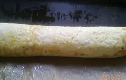Сворачиваем в рулет и даем немного постоять, принять форму.