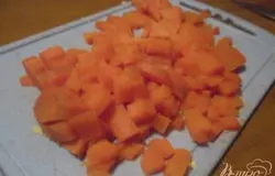 Морковь отварить, охладить, очистить и нарезать кубиками.