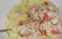 Мясо отварить. Если куриное филе - обжарить с луком, перцем. Картофель отварить в подсоленной воде, потолочь, остудить. Мясо измельчить в блендере и добавить к картофелю.