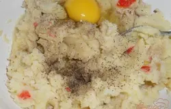 Перемешать, добавить сырое яйцо, посолить и поперчить.
