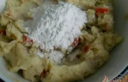 Перемешать и всыпать муку.