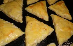 Выпекать в разогретой до 180-200 градусов духовке до зарумянивания. Подать со сметаной.