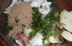 Сделать фарш - мясо перекрутить с луком и чесноком зеленью и перцем, посолить по вкусу.