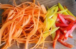 Морковь и сладкий перец нарезать тонкой соломкой.
