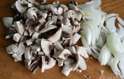 Грибы порезать кусочками, лук полукольцами.