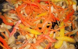 Овощи с грибами выложить на сковороду с растительным маслом и обжарить до мягкости (5-7 мин.)