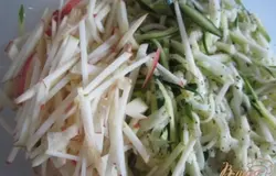 Смешать кабачок и яблоко. Заправить маслом, посолить по вкусу.