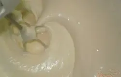 Взбиваем яйца с сахаром в густую пышную массу.