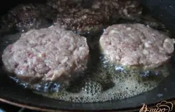 Сформировать котлетки и обжарить на сковороде на оливковом масле.