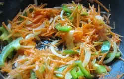 Морковь, репчатый лук и сладкий перец нарезать мелко и потушить в течении 7-10 мин. на оливковом масле.
