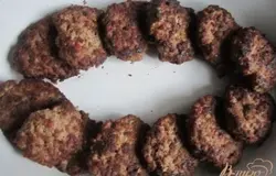 Котлетки уложить в керамическую форму и залить соусом.Поставить в разогретую духовку на 15-20 мин. при 180 гр.