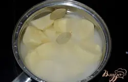 Разогреть духовку до 210 гр. Картофель отварим в солен.воде.Добавив в воду молоко и лавр.лист.