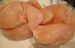 Куриное мясо моем и варим из него бульон с кореньями.