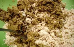 Готовое мясо вынимаем из бульона, перемалываем, добавляем жареный лук,грибную пасту (грибы поджаренные с луком и перемолотые), соль, перец и 1-2рюмки бульона для сочности.