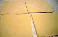 Размороженное слоёное тесто порезать на квадраты.