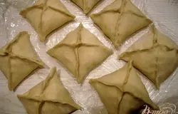 Края защипнуть, при желании смазать яйцом и выпекать в разогретой духовке при температуре 200* 25 минут.