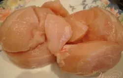 Моем и нарезаем мясо, заливаем водой и ставим вариться бульон.