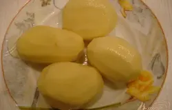 Чистим, моем и нарезаем картофель.