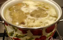 Через 20 минут кипения мяса, опускаем картофель и как только он закипит, опускаем рис. Варим вместе 20 минут, добавляем пассерованные коренья, щавель, яйца.