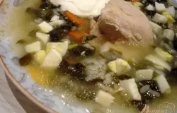 Готово! Подаём со сметаной.Яйцо можно добавлять в суп не измельчая, а половинку.