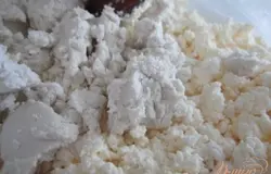 Творог и кокосовое масло размешать вместе.