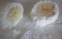 Когда творог станет плотным, достать из пленки и нарезать на кусочки.