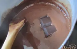 В сливках растопить шоколад