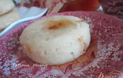 Я поливала их кленовым сиропом. Не по-английски, ну и ладно.И еще.. на поверхности оладьев должны быть дырочки. У меня они получились на первых, а дальше нет. Я думаю, что подошедшее тесто нельзя перемешивать. А я немного размешала, чтобы удобнее было брать его ложкой. Но это деталь, конечно. Оладьи от этого не стали не вкусными..